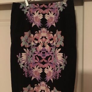 Pencil skirt with flower detail